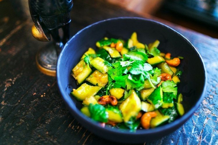 Битые огурцы с кинзой и кешью