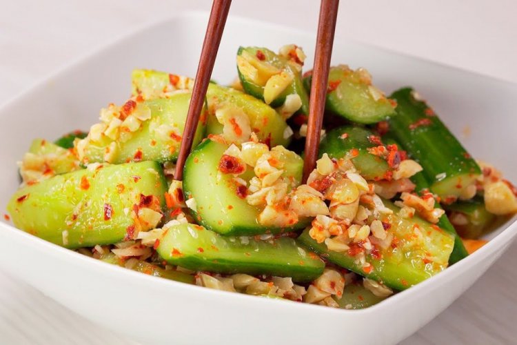 Битые огурцы с арахисом