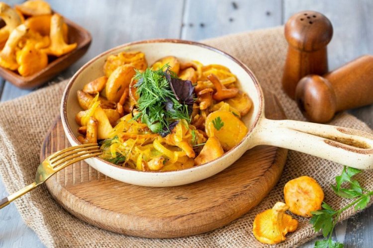 Жареная картошка с лисичками в сметане