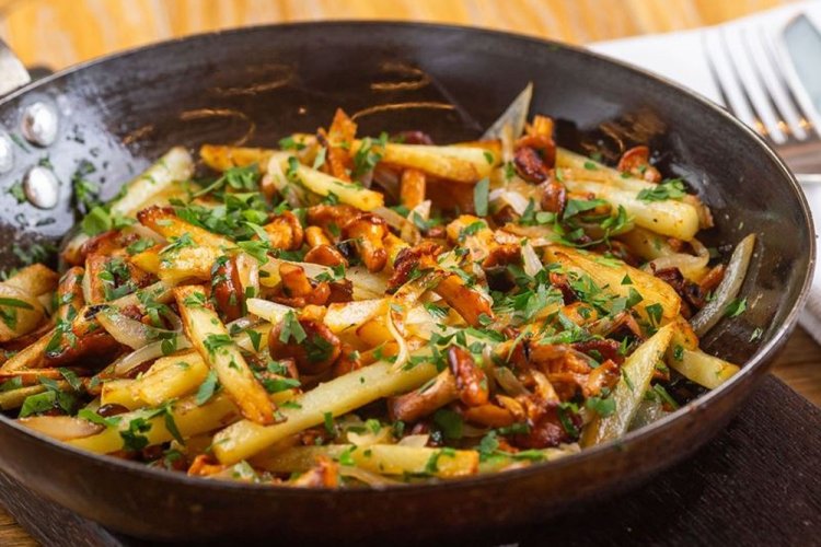 Жареная картошка с лисичками и мясом