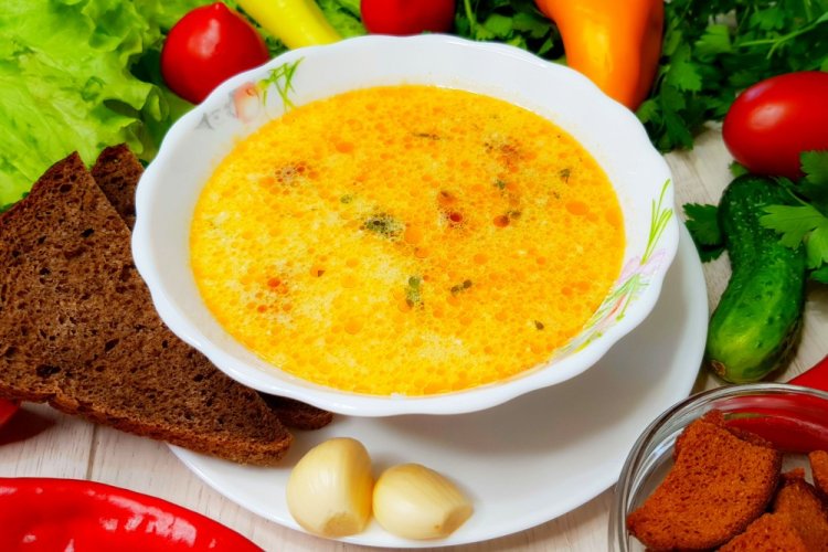 Суп из рыжиков со сливочным сыром и помидорами