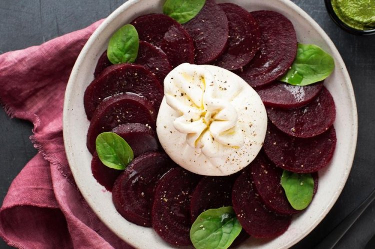 Салат с бурратой и свеклой