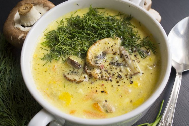 Сливочный суп с курицей и грибами