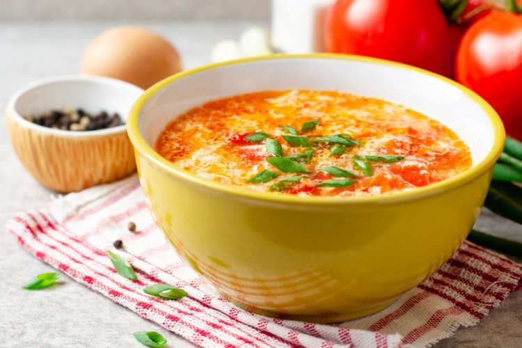 Сливочный суп с курицей, овощами и яйцом