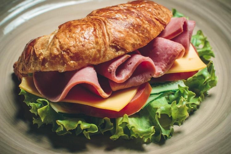 Сэндвич-круассан с ветчиной и сыром