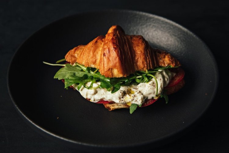 Сэндвич-круассан со страчателлой и рукколой