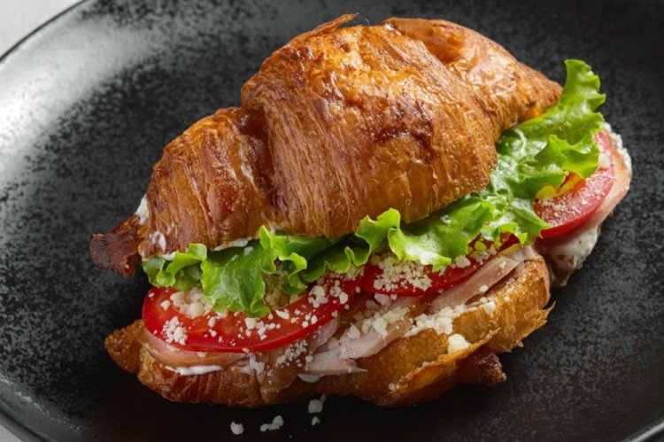 Сэндвич-круассан с копченой курицей