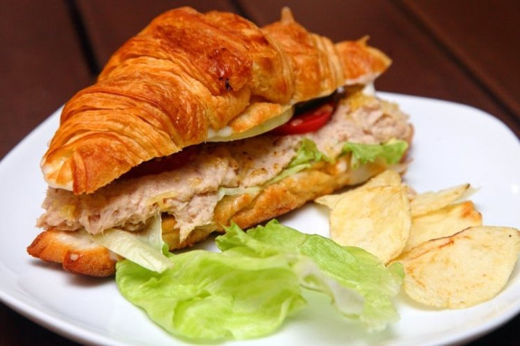 Сэндвич-круассаны с тунцом и овощами