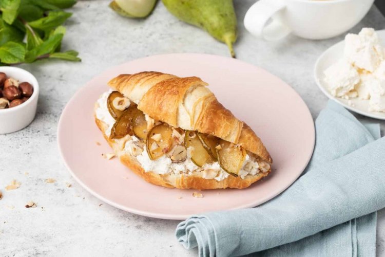 Сэндвич-круассаны с грушей и сыром