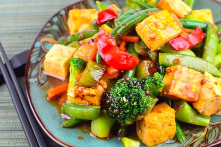 Жареный тофу с овощами