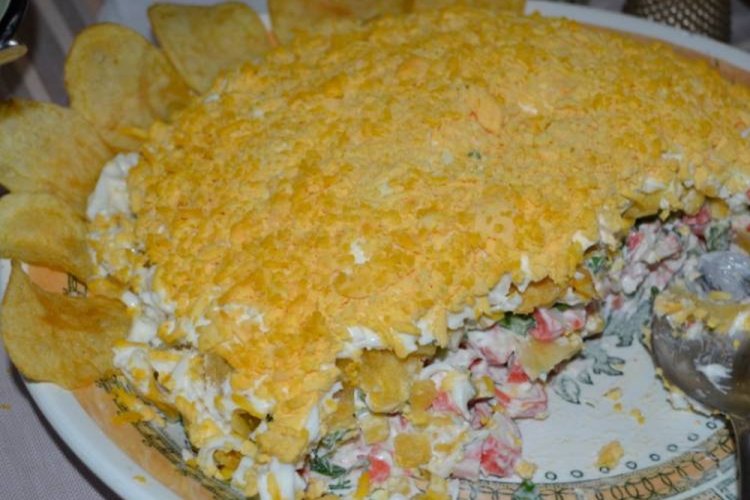 Слоеный салат с крабовыми палочками и чипсами
