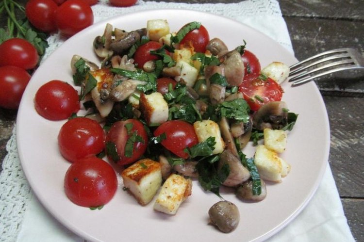 Салат с жареным сыром Халуми и шампиньонами