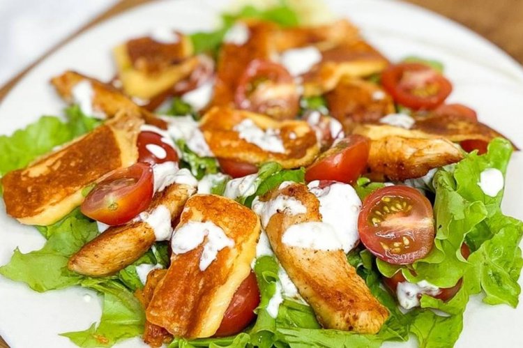 Салат с жареным Халуми и курицей