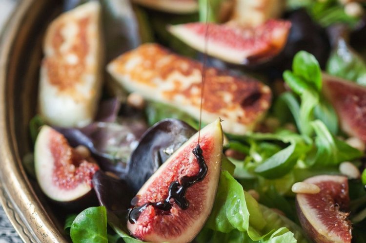 Салат с жареным Халуми и инжиром