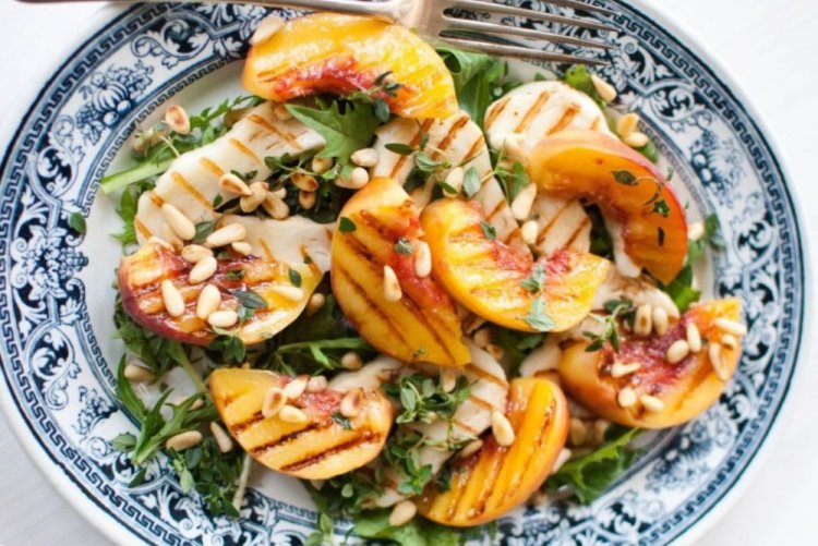 Салат с жареным Халуми и персиком