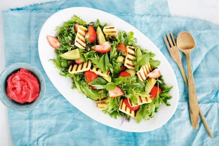 Салат с жареным Халуми и клубникой