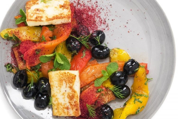 Салат с жареным сыром Халуми и запеченным перцем