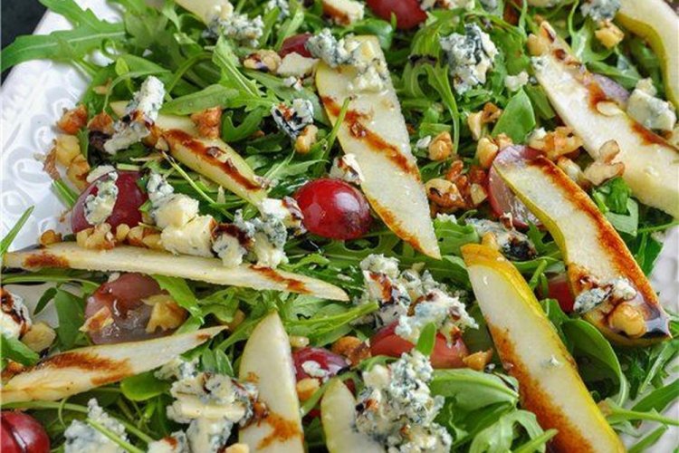 Салат с грушей и голубым сыром