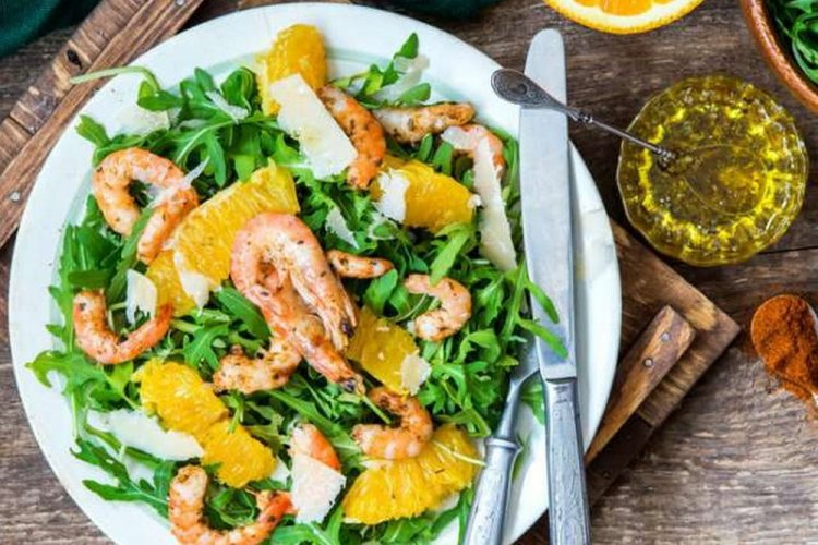 Салат с креветками и апельсином