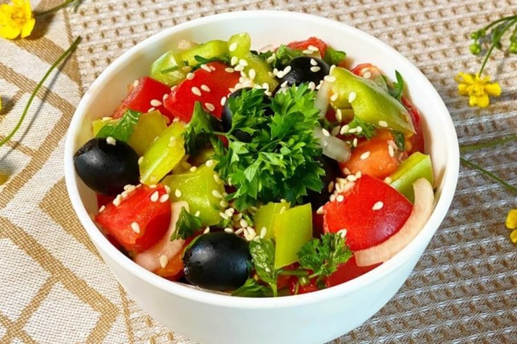 Овощной салат с фундуком