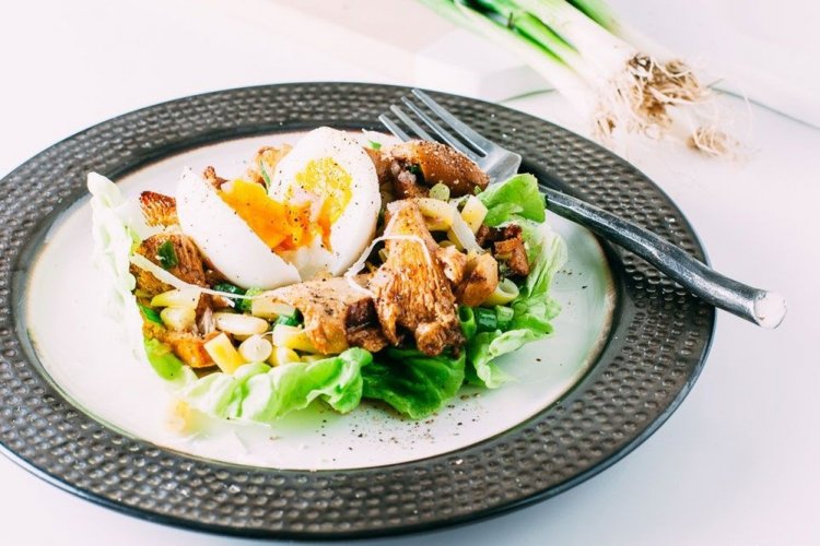 Салат с лисичками и перепелиными яйцами