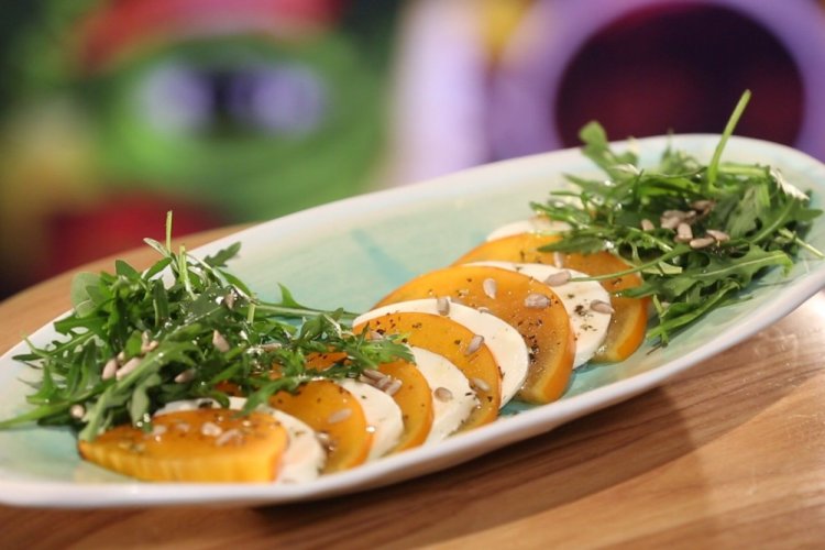 Салат с хурмой и моцареллой