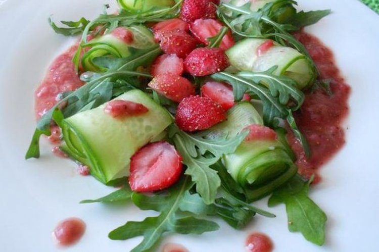 Салат с клубникой и огурцами
