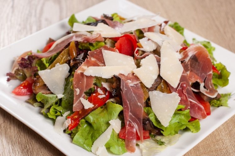 Салат с овощами и хамоном