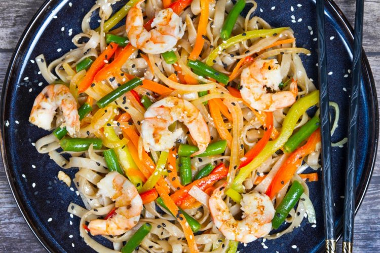 Удон с креветками, овощами и устричным соусом