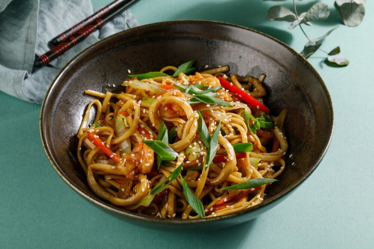 Удон с креветками и кальмарами