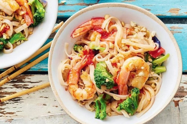 Удон с креветками, брокколи и цветной капустой