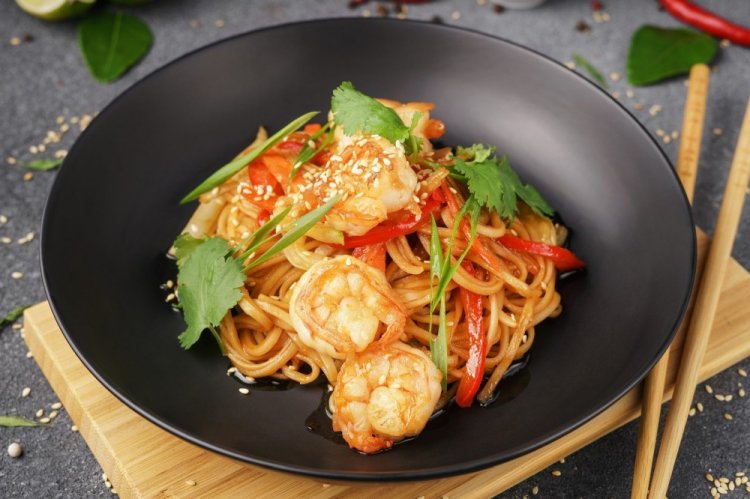 Лапша вок с креветками и соусом терияки