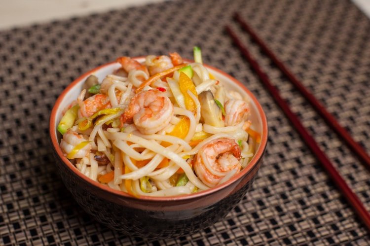 Лапша вок с креветками и кабачками