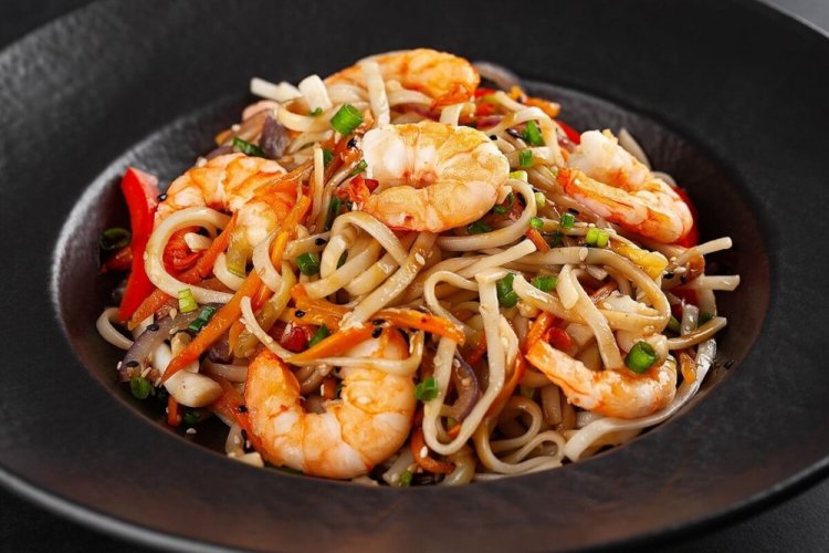 Лапша вок с креветками и пекинской капустой