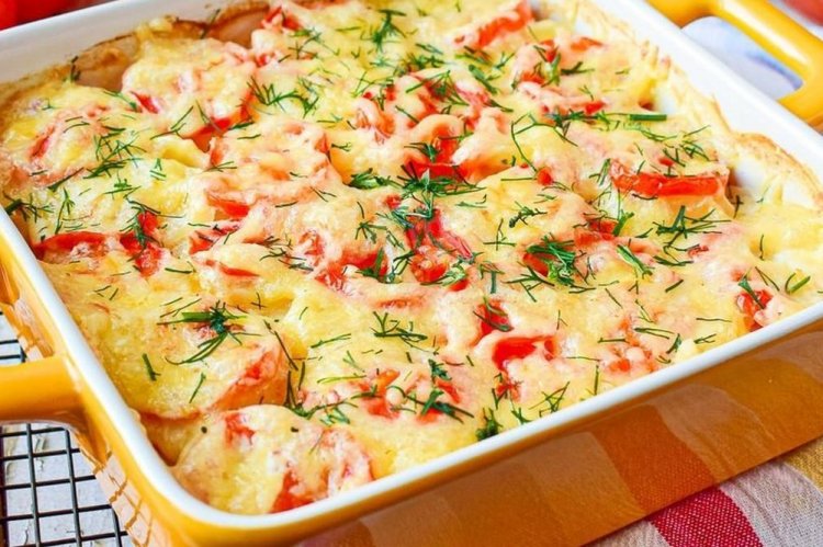 Запеканка с картошкой, куриным филе и помидорами