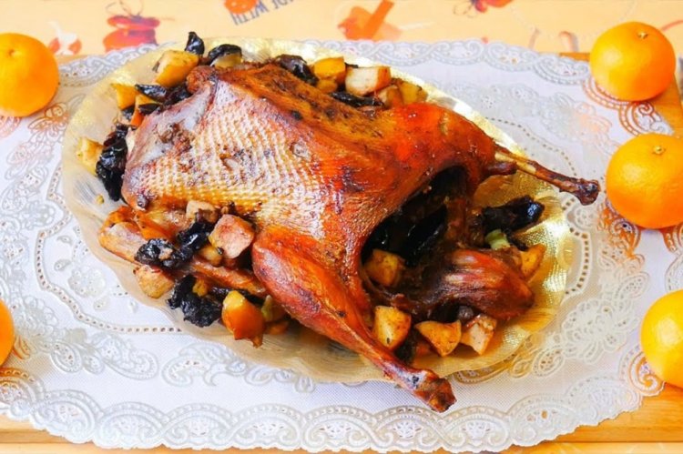Утка с сухофруктами в духовке