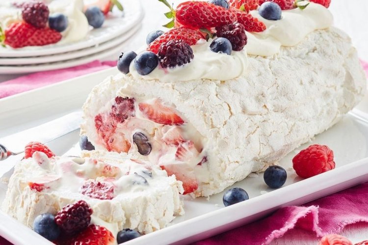 Меренговый рулет с маскарпоне и ягодой