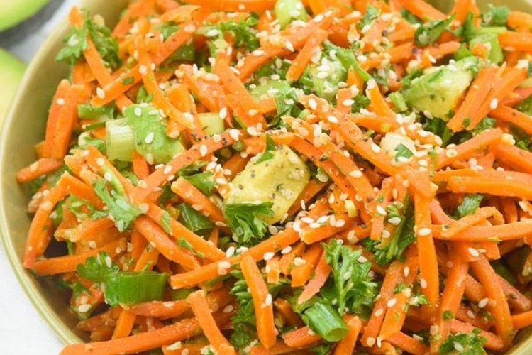 Салат с морковью, огурцами и имбирем