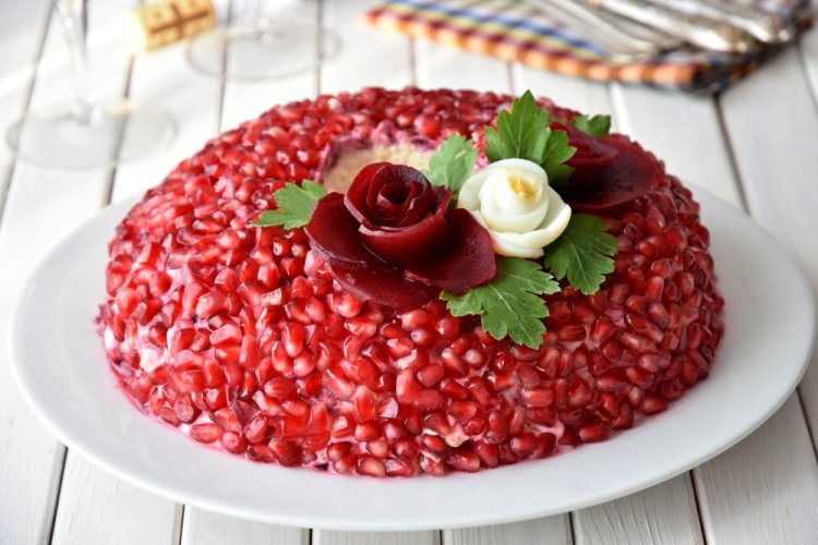 Салат «Гранатовый браслет» с грецкими орехами