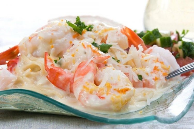 Салат с красной рыбой и креветками