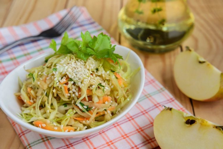 Салат с капустой и яблоками