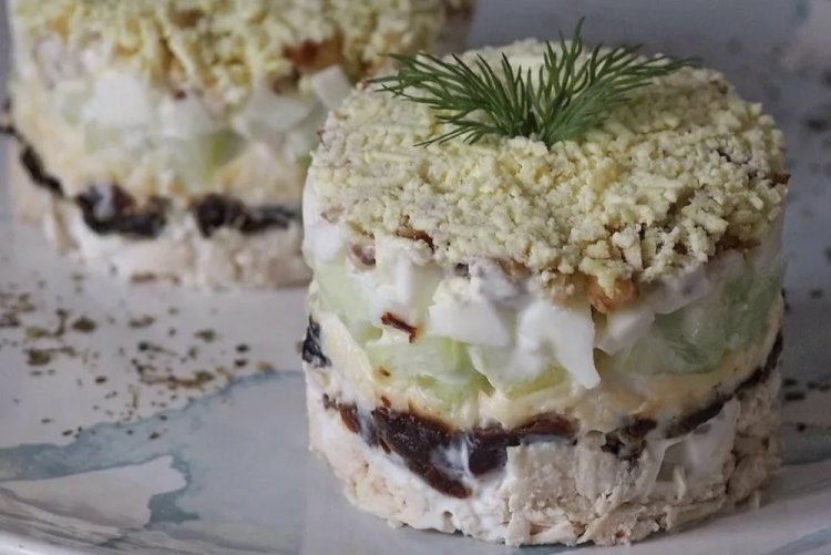Слоеный салат с курицей и черносливом