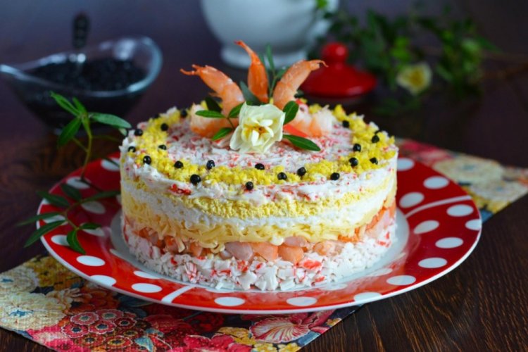 Салат с крабовыми палочками и креветками