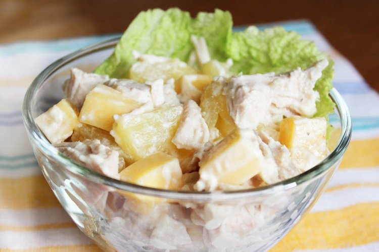 Салат с ананасами, курицей и ветчиной