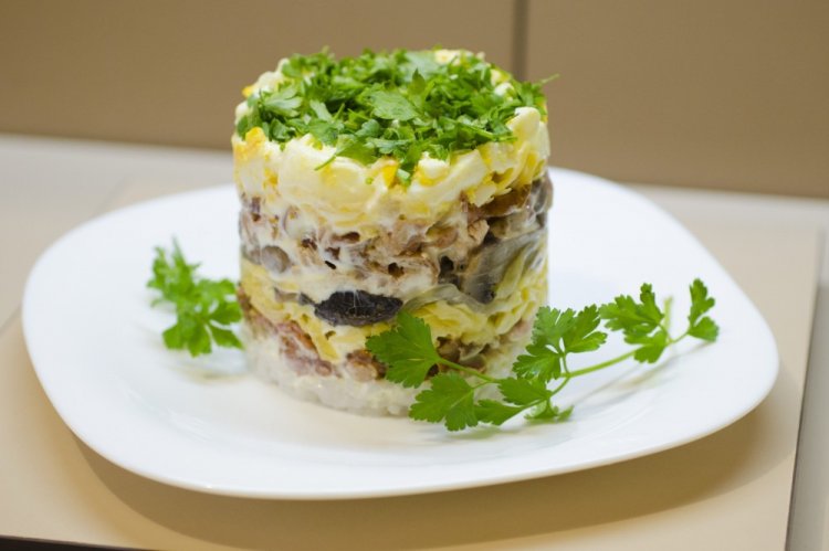 Слоеный салат с говядиной и жареными шампиньонами
