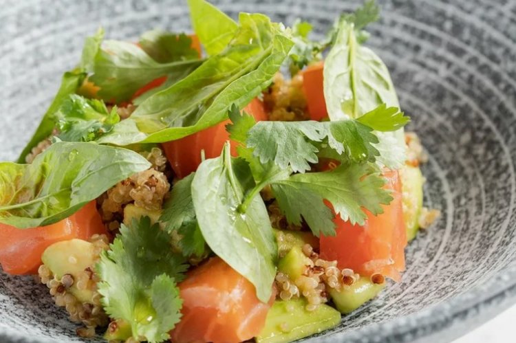 Салат с киноа, авокадо и форелью