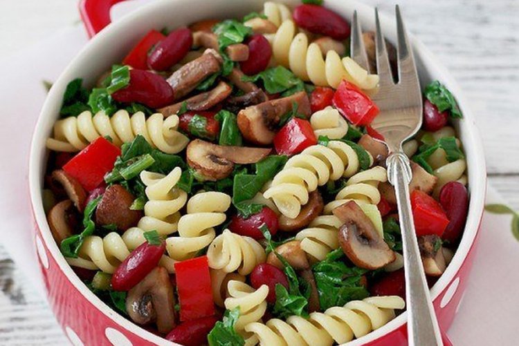 Теплый салат с пастой и шпинатом