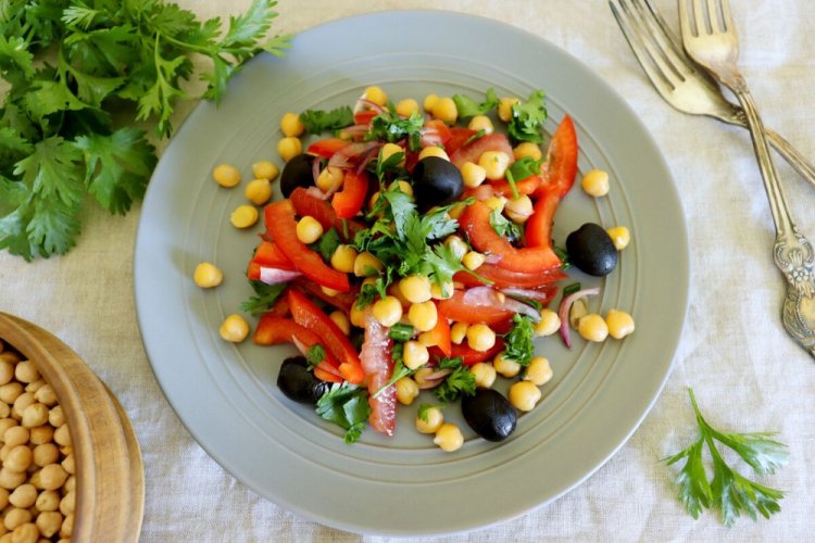 Теплый салат с нутом и морковью