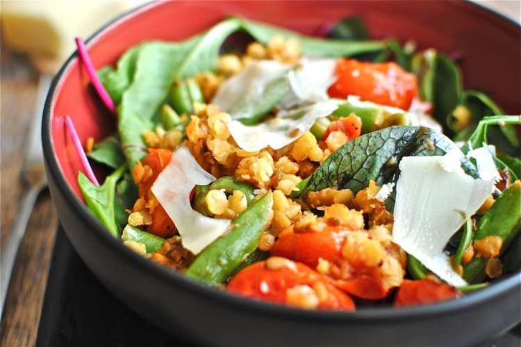 Теплый салат с чечевицей и запеченными овощами