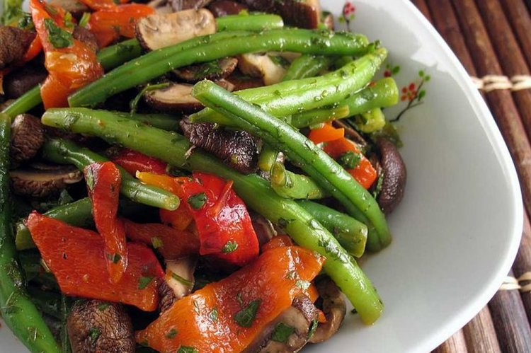 Теплый салат с шампиньонами и фасолью